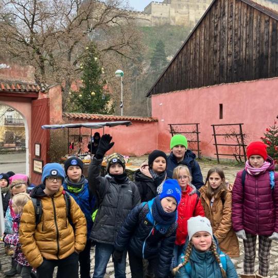 Vánoční výlet ke hradu Karlštejn – výstava betlémů, výroba ozdoby – 5. třída – Fotogalerie – 2022/2023