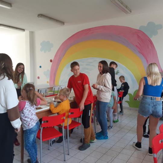 Patroni pomáhají ve školní jídelně – Fotogalerie – 2022/2023