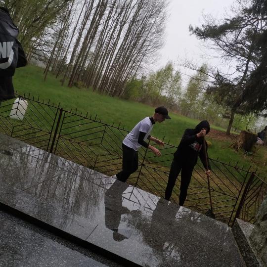 Úklid hrobu v Manělovicích – 9. třída – Fotogalerie – 2021/2022 4